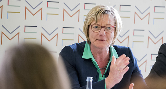Finanzministerin Edith Sitzmann stellt das Finanzamt Rottweil als „Finanzamt der Zukunft“ vor.