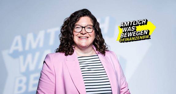Frau im pinken Blazer lächelt, stellvertretend für das Team hinter @FinanzenBW.