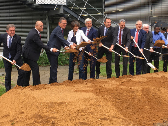Hochbau Hochschule Aalen erhält neue Forschungszentren Spatenstich für die Forschungsneubauten ZTN und ZiMATE an der Hochschule Aalen.