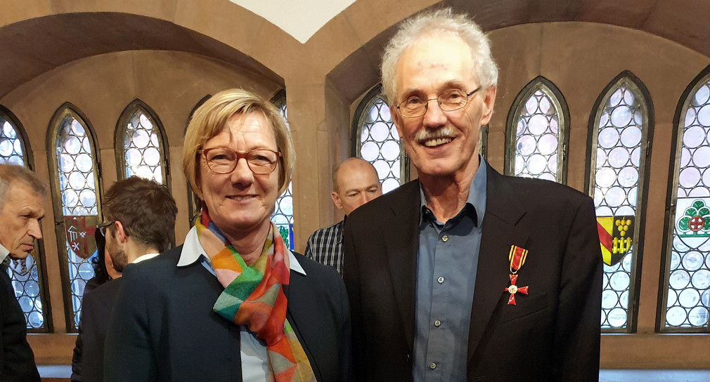 Finanzministerin Edith Sitzmann überreicht Prof. Dr. Rainer Grießhammer das Verdienstkreuz am Bande