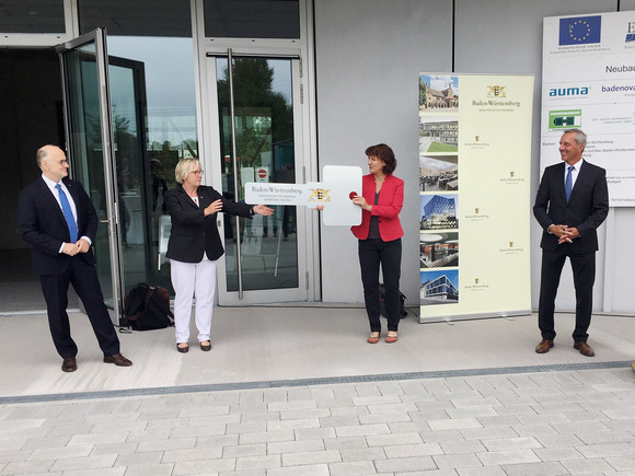 v.l.n.r.: Rektor der Hochschule Offenburg Prof. Dr. Winfried Lieber, Wissenschaftsministerin Theresia Bauer, Finanzstaatssekretärin Gisela Splett und Karl-Heinz Bühler, Leiter Vermögen und Bau Amt Freiburg, bei der Übergabe des RIZ Offenburg.