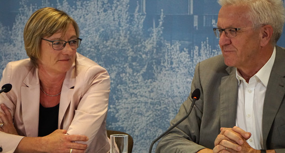Ministerpräsident Winfried Kretschmann und Finanzministerin Edith Sitzmann