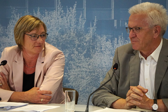 Ministerpräsident Winfried Kretschmann und Finanzministerin Edith Sitzmann
