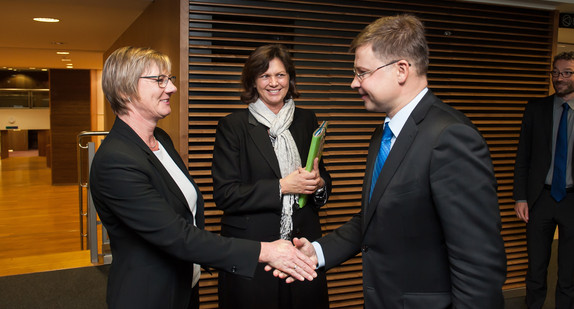 Ministerin für Finanzen Baden-Württemberg, Edith Sitzmann, Bayerns stellvertretende Ministerpräsidentin und Wirtschaftsministerin Ilse Aigner und EU-Kommissar Valdis Dombrovskis (v.l.n.r.)