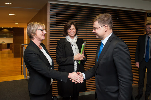 Bankenaufsicht Finanzministerin Sitzmann setzt sich für nationale Aufsicht über Förderbanken ein Ministerin für Finanzen Baden-Württemberg, Edith Sitzmann, Bayerns stellvertretende Ministerpräsidentin und Wirtschaftsministerin Ilse Aigner und EU-Kommissar Valdis Dombrovskis (v.l.n.r.)