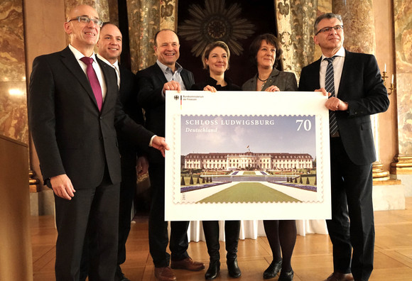 Staatssekretärin Gisela Splett bei der Präsentation der Sonderbriefmarke Schloss Ludwigsburg.