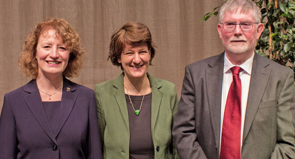Gruppenbild, aufgenommen im Badischen Staatstheater: Die neue Leiterin des Amts Karlsruhe, Ursula Orth, Staatssekretärin Gisela Splett und Günter Bachmann, dem ehemaligen Leiter des Amts (von links nach rechts).