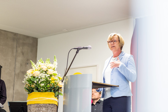 Finanzministerin Edith Sitzmann bei der Übergabe des Interdisziplinären Tumorzentrums des Universitätsklinikums Freiburg. Foto: Britt Schilling / Universitätsklinikum Freiburg