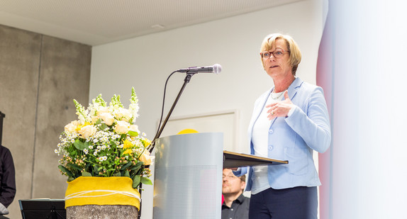 Finanzministerin Edith Sitzmann bei der Übergabe des Interdisziplinären Tumorzentrums des Universitätsklinikums Freiburg. Foto: Britt Schilling / Universitätsklinikum Freiburg