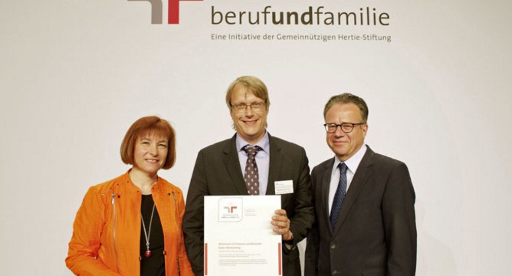 audit berufundfamilie Ministerium für Finanzen und Wirtschaft mit Zertifikat zum audit berufundfamilie ausgezeichnet Caren Marks, Parlamentarische Staatssekretärin im Bundesfamilienministerium und Dr. h. c. Frank-Jürgen Weise, Vorsitzender des Vorstands der Gemeinnützigen Hertie-Stiftung übergeben das Zertifikat an Norbert Eisenmann, Leiter der Abteilung 1 im MFW.