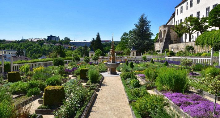 Pomeranzengarten Leonberg mit geometrisch angelegten Beeten und Blumen.