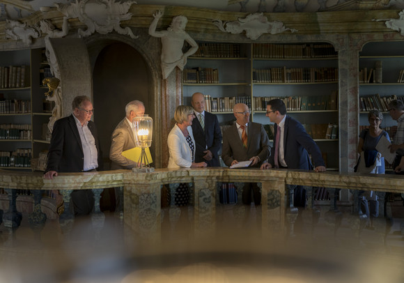 Schlösser und Gärten Sitzmann besucht Schloss Urach und Kloster Wiblingen Schlösserreise 2017 - Kloster Wiblingen. Im Bild v.l.n.r.: Pfarrer Ulrich Kloos, Wilmuth Lindenthal (leitender Baudirektor), Finanzministerin Edith Sitzmann, Karl-Heinz Tomaschko (Direktor Akademie Gesundheitsberufe, Michael Hörrmann (Geschäftsführer SSG), und Martin Bendel (1.Bürgermeister Stadt Ulm).