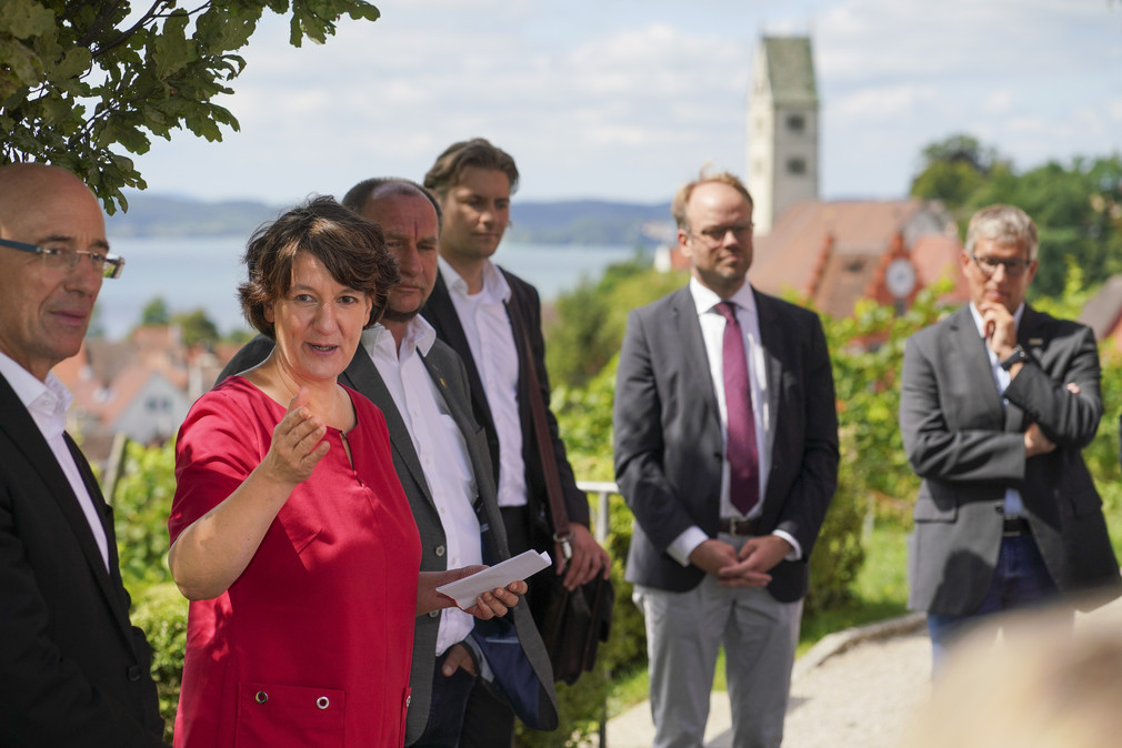 Staatssekretärin Gisela Splett  besucht das Neue Schloss Meersburg und das Fürstenhäusle Meersburg. Im Bild Michael Hörrmann (Geschäftsführer SSG) und Staatssekretärin Gisela Splett.