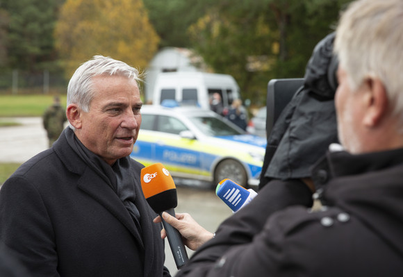 Sicherheit BWTEX 2019 Innenminister Thomas Strobl wird nach der Übung interviewt.