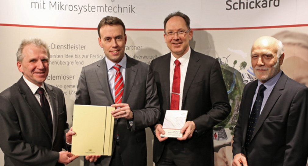 Förderung Ministerium für Finanzen und Wirtschaft fördert Hahn-Schickard mit rund 6,5 Millionen Euro Minister Schmid übergibt einen Förderbescheid an Vertreter von Hahn-Schickard. (Foto: HSG)