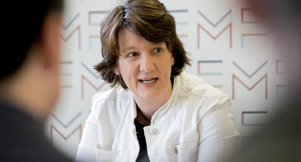 Staatssekretärin Gisela Splett stellt das Finanzamt Öhringen als „Finanzamt der Zukunft“ vor.