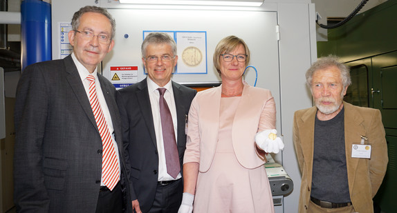 Finanzministerin Edith Sitzmann hält die erste 100-Euro-Goldmünze „UNESCO Welterbe – Altstadt Regensburg mit Stadtamhof“ in der Hand. Mit dabei sind (von links) Regensburgs Kulturreferent Klemens Unger, Dr. Peter Huber, der Leiter des Landesbetriebs Staatliche Münzen Baden-Württemberg, und der Künstler Friedrich Brenner aus Diedorf bei Augsburg.