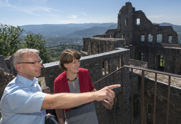 Burgen Splett besucht Burg Alt-Eberstein, Altes Schloss Hohenbaden und Yburg Schlösserreise 2017 - Altes Schloss Hohenbaden. Im Bild: Alexander Uhlig (1. Bürgermeister Baden-Baden) und Gisela Splett (Staatssekretärin Ministerium für Finanzen BW).