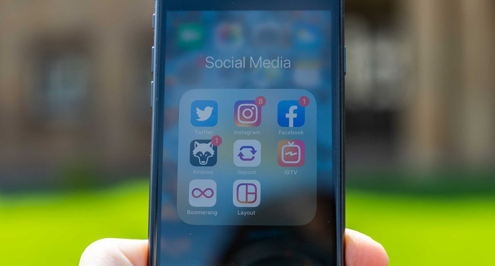 Ein Smartphone mit verschiedenen Social Media-Apps