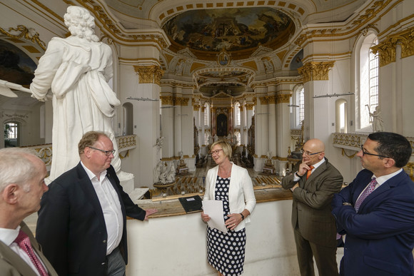 Schlösser und Gärten Sitzmann besucht Schloss Urach und Kloster Wiblingen Schlösserreise 2017 - Kloster Wiblingen. Im Bild v.l.n.r.: Wilmuth Lindenthal, Pfarrer Ulrich Kloos, Finanzministerin Edith Sitzmann, Michael Hörrmann (Geschäftsführer SSG9 und Martin Bendel (1. Bürgermeister Stadt Ulm).