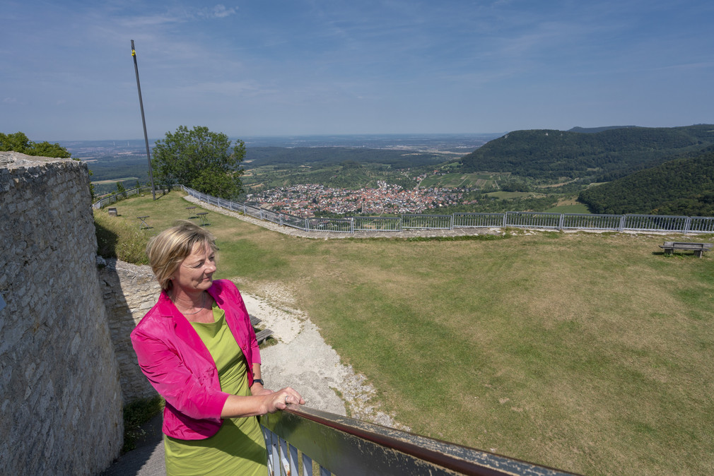 Finanzministerin Edith Sitzmann besucht die Festungsruine Hohenneuffen.