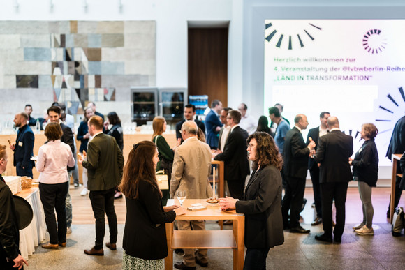 Hybride Veranstaltung Länd in Transformation # 4 - Wie geben wir dem Kapital eine Richtung? Allgemeiner Blick in die Halle