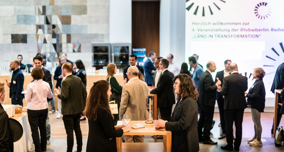 Hybride Veranstaltung Länd in Transformation # 4 - Wie geben wir dem Kapital eine Richtung? Allgemeiner Blick in die Halle