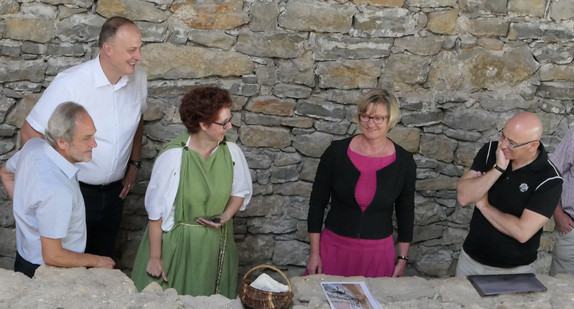 Finanzministerin Edith Sitzmann beim Besuch der Römische Badruine in Hüfingen