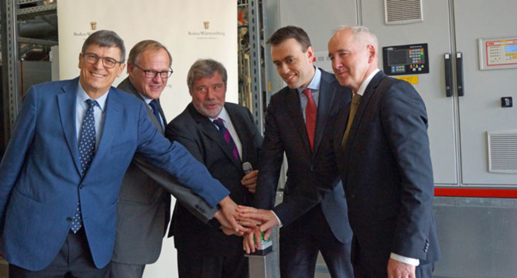 Übergabe Minister Schmid übergibt ersten „Virtuellen Stromspeicher“ an die Hochschule für Polizei in Biberach Übergabe des virtuellen Stromspeichers an die Hochschule für Polizei Biberach: von links nach rechts: Dr. Friedrich Weng (Südwestdeutsche Stromhandels GmbH), Dietrich Moser von Filseck (Leitender Ministerialrat, Stellv. Landespolizeipräsident, Innenministerium Baden-Württemberg), Eberhard Frey (Baudirektor, Vermögen und Bau Baden-Württemberg, Amt Ulm), Dr. Nils Schmid (Finanz-und Wirtschaftsminister), Wilmuth Lindenthal (Leitender Baudirektor, Vermögen und Bau Baden-Württemberg, Amt Ulm)