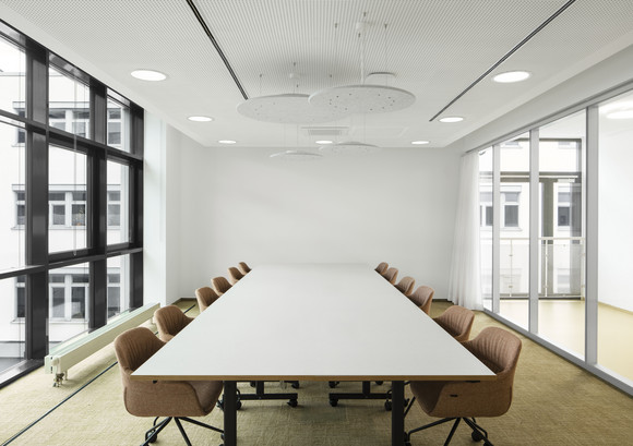 Hochbau Neues Büro- und Laborgebäude für die LUBW Moderner Besprechungsraum im neuen Büro- und Laborgebäude der Landesanstalt für Umwelt Baden-Württemberg (LUBW) in Karlsruhe mit großem Konferenztisch, zwölf gepolsterten Stühlen und bodentiefen Fenstern.