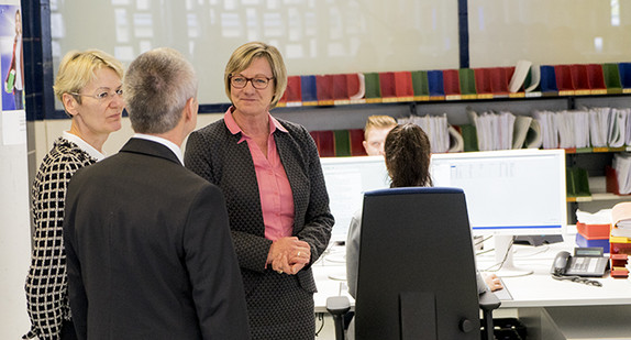 Finanzministerin Edith Sitzmann stellt das Finanzamt Ravensburg als „Finanzamt der Zukunft“ vor.