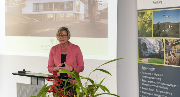 Finanzministerin Edith Sitzmann spricht bei der Übergabefeier des Ersatzbaus der Phytolabore und des neuen Weinverkaufsraums an das Weinbauinstitut Freiburg.