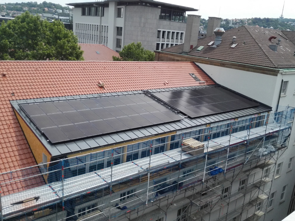 Innovative Kälteanlage für die Hochschule für Technik Stuttgart - Photovoltaik-Thermie-Anlage, zweite Dachgaube.