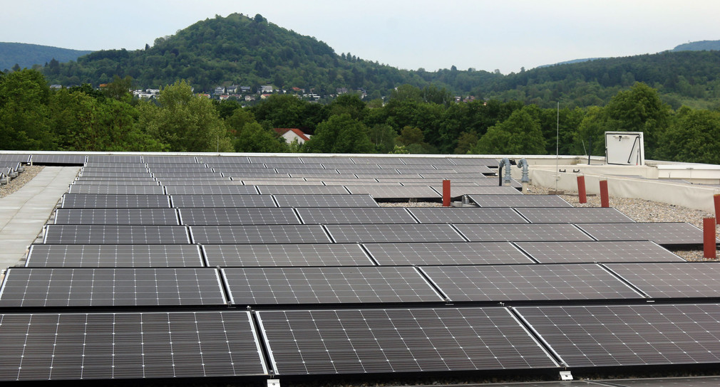 Photovoltaikanlage auf dem Dach des Gebäudes 16 der Hochschule Reutlingen mit Blick auf den Georgenberg im Hintergrund.