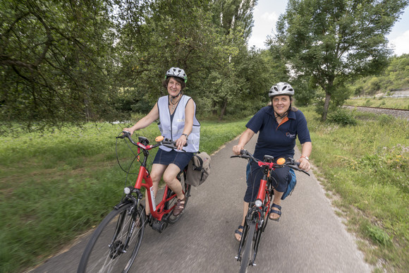 Schlösser und Gärten Radtour mit Staatssekretärin Splett und dem ADFC Auf Tour: Staatssekretärin Gisela Splett und Gudrun Zühlke (Landesvorsitzende ADFC)