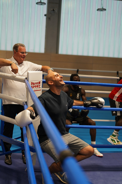 Danyal Bayaz beim Boxtraining mit Olympiasportlern