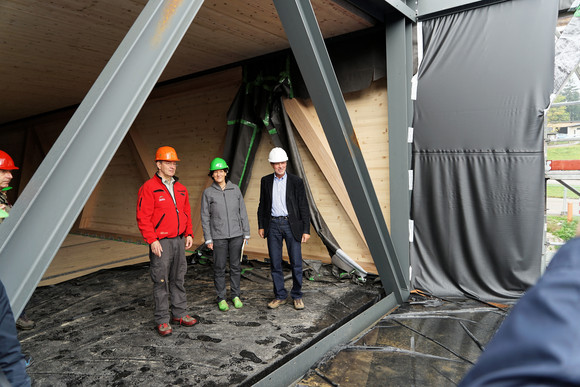 Stahlträger. Sie werden nur dort eingesetzt, wo die statische Belastung für Holz zu hoch ist.