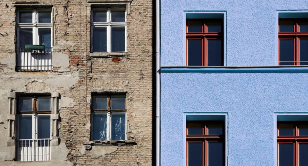 Städtebauförderung Land unterstützt Städte und Gemeinden mit 203,7 Millionen Euro aus Bundes- und Landesfinanzhilfen bei der städtebaulichen Erneuerung Alte Fassade und sanierte Fassade (Quelle: Friedberg, Fotolia)