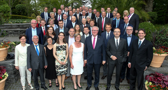 Die Teilnehmerinnen und Teilnehmer der FMK 2017 beim Gruppenbild auf der Insel Mainau. In der ersten Reihe unter anderen zu sehen: Gastgeberin Edith Sitzmann, Finanzministerin des Landes Baden-Württemberg (5.v.l.) und Hessens Staatsminister der Finanzen, Dr. Thomas Schäfer (3.v.r.).