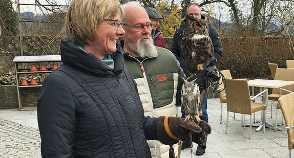Finanzministerin Edith Sitzmann besucht die Falknerei im Kloster Lorch.