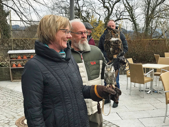 Schlösser und Gärten Finanzministerin besucht Kloster Lorch Finanzministerin Edith Sitzmann besucht die Falknerei im Kloster Lorch.