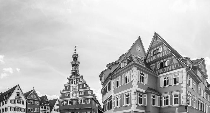 Rathaus und Kirche der Stadt Esslingen am Neckar. Bild: ©pure-life-pictures - stock.adobe.com