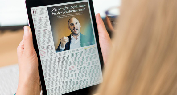Eine Fraul liest auf einem Tablet-PC das Interview in der Stuttgarter Zeitung / Foto: Ministerium für Finanzen Baden-Württemberg