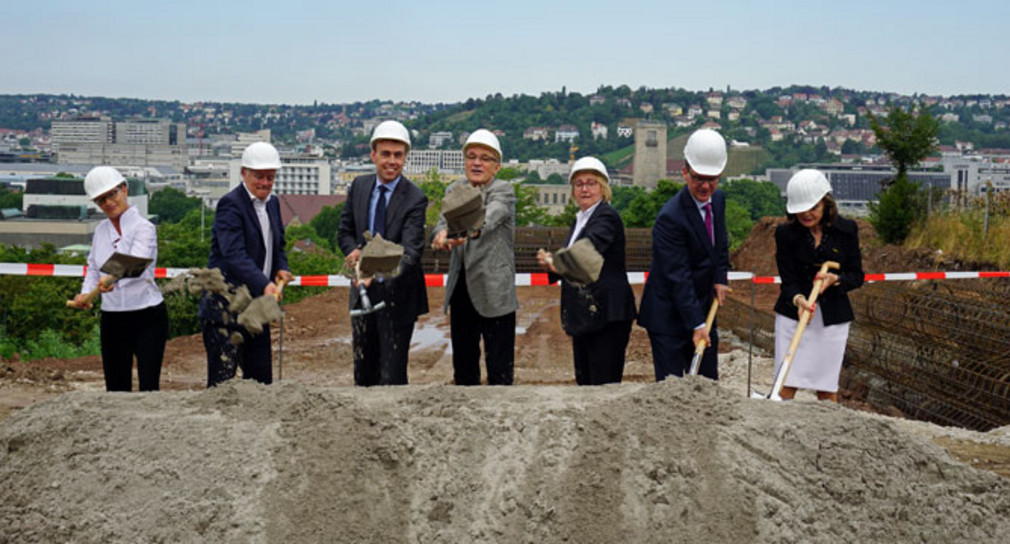 Spatenstich Neubau der John Cranko Schule in Stuttgart Finanz- und Wirtschaftsminister Nils Schmid, Kunstministerin Theresia Bauer, Oberbürgermeister Fritz Kuhn und Ballett-Intendant Reid Anderson sowie Vertreter der Porsche AG und des Fördervereins der Staatstheater Stuttgart e.V. nahmen am 23. Juli 2015 den Spatenstich für den Neubau der John Cranko Schule vor.