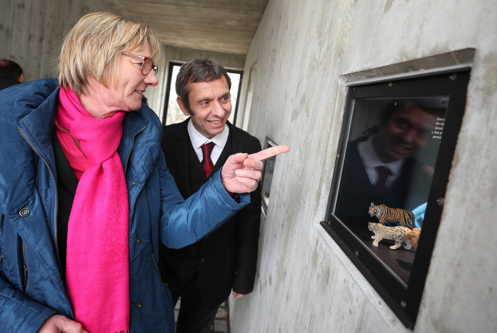 Finanzministerin Edith Sitzmann besichtigt die neue Schneeleopardenanlage in der Wilhelma.