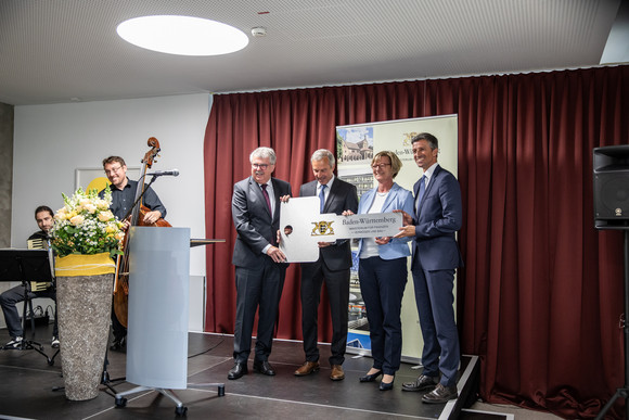 v.l.n.r.: Bernd Sahner (Kaufmännischer Direktor des Universitätsklinikums), Karl-Heinz Bühler (Leiter Vermögen und Bau Baden-Württemberg Amt Freiburg), Finanzministerin Edith Sitzmann, Prof. Dr. Frederik Wenz (Leitender ärztlicher Direktor und Vorstandsvorsitzender des Universitätsklinikums Freiburg) (Bild: © Britt Schilling / Universitätsklinikum Freiburg)