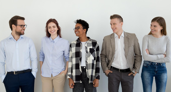 Fünf junge Menschen stehen in einer Reihe. ©fizkes - stock.adobe.com