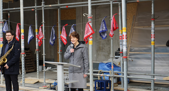 Staatssekretärin Gisela Splett hält beim Richtfest ihre Ansprache