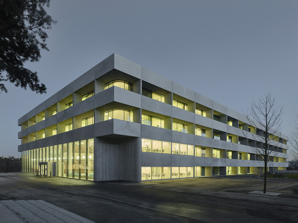 Blick auf die Nord- und die Westfassade des Geo- und Umweltforschungszentrums.