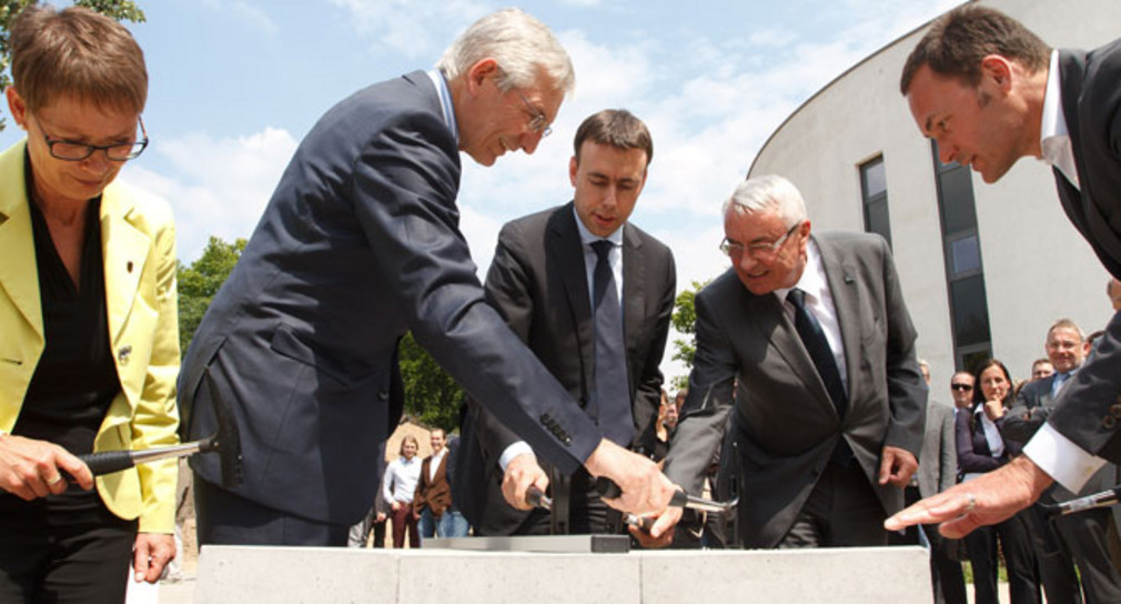 Anette Ipach-Öhmann, Leiterin des Landesbetriebs Vermögen und Bau BW; Prof. Alfred Gossner, Fraunhofer-Gesellschaft; Finanzminister Dr. Nils Schmid; KIT-Vizepräsident Prof. Detlef Löhe; Thomas Wientgen, Architekturbüro van den Valentyn